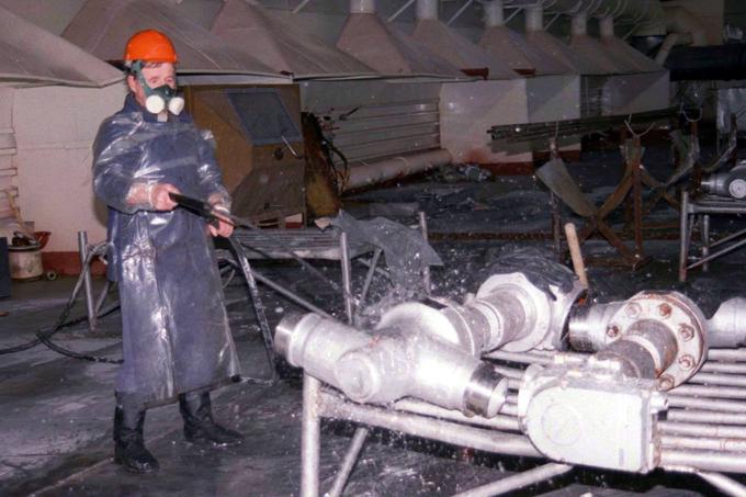 Nevarnost dela na pogorišču zgradbe je bila po mnenju mnogih človekoljubnih organizacij nekaj, s čimer sovjetske oblasti zaradi skrbi, da se bodo uprli, delavcev ni seznanila. Akutna zastrupitev zaradi radioaktivnega sevanja je  | Foto: 