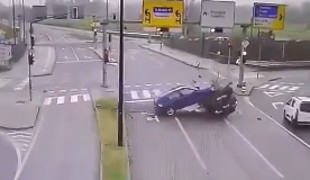 Trenutek, ko sta trčili vozili in pristali na strehi #video