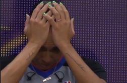 Neprijeten prizor: obležala je na igrišču #video