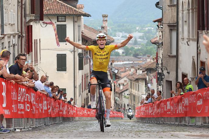 Erazem Valjavec | Erazem Valjavec na svetovno prvenstvo v cestnem kolesarstvu odhaja z visoko motivacijo in visokimi cilji. Na fotografiji: Valjavec se veseli zmage na etapni dirki Giro del Veneto Juniores julija letos. | Foto osebni arhiv Erazma Valjavca