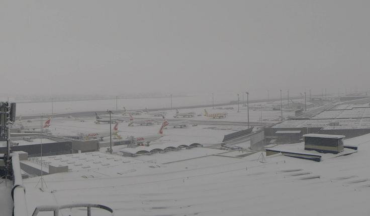 Pogled na zasneženo dunajsko letališče. Od odpovedanih 150 letov jih je samo letalska družba Austrian Airlines odpovedala sto. | Foto: Vienna Airport Webcam