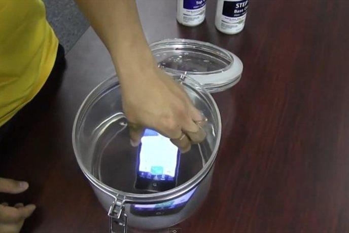 Neverjetno: telefon v vodi, ki še vedno deluje