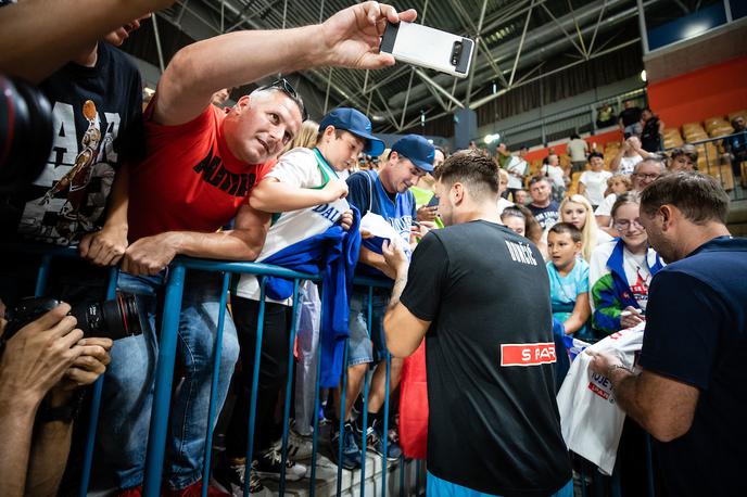 Slovenija Hrvaška Luka Dončić | Luka Dončić je na vsakem koraku tarča navijačev. | Foto Blaž Weindorfer/Sportida