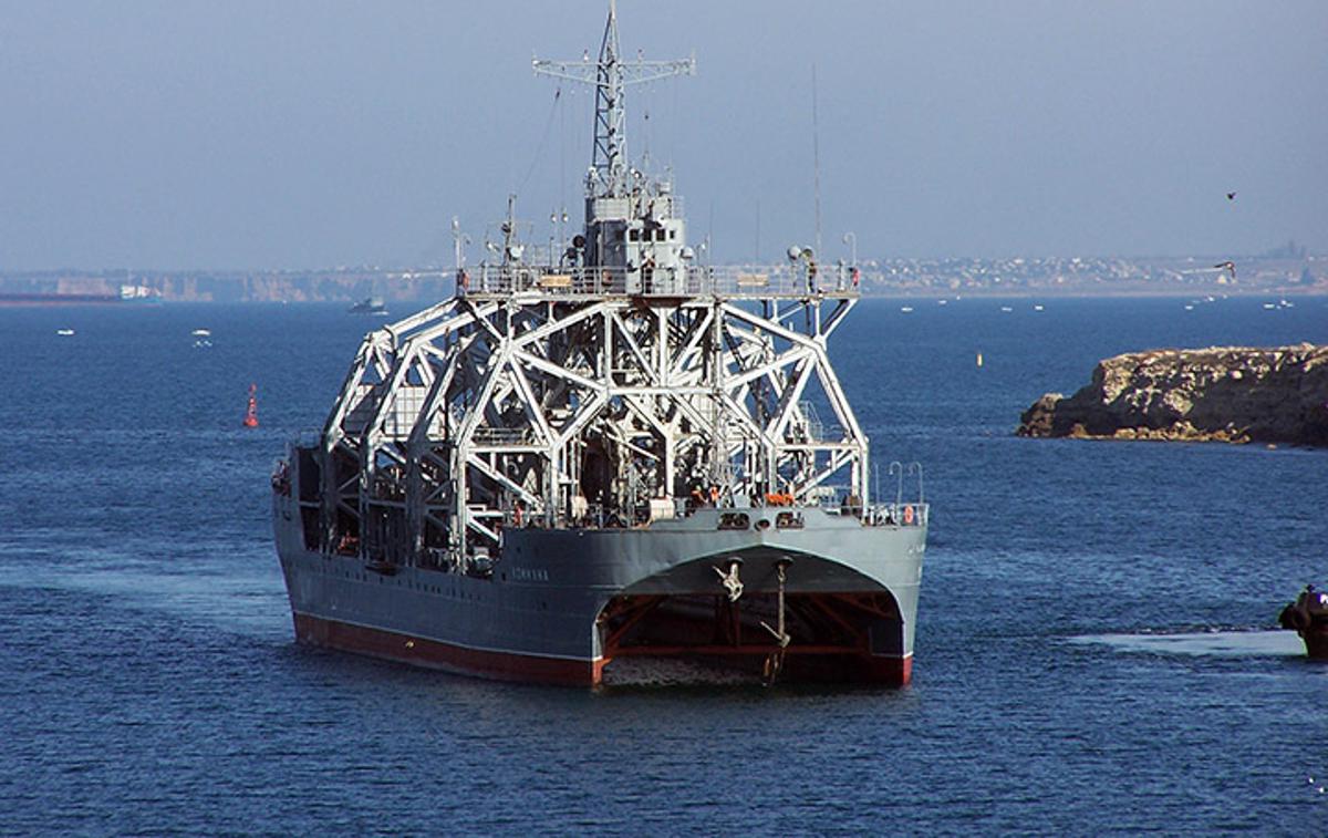 Ladja Kommuna | Čeprav je del vojaške mornarice, to ni bila nikoli bojna ladja. Kommuna je z zasnovo katamarana namreč vlačilec podmornic, ki jim na morju tudi zagotavlja podporo in lahko poskrbi za njihovo reševanje.  | Foto Black Sea Fleet (BSF)