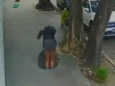 Ženska padla v jašek na ulici: Mislila sem, da bom umrla #video