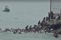 Kaos na španski meji, policisti nemočni proti tisočim migrantom #video #foto