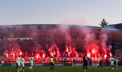 V živo: Olimpija le še z desetimi, kaže na delitev točk na derbiju