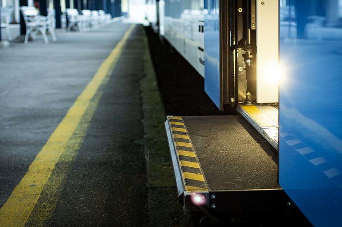 "Vsa vrata na novih vlakih imajo izvlečno stopnico za lažji vstop." | Foto: Ana Kovač