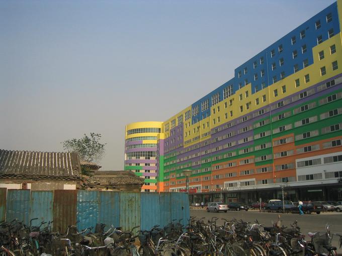 Golden Resources Mall (Peking, Kitajska). Zavzema površino 650.300 kvadratnih metrov. Nakupovalno središče je 7,5-krat večje od največje industrijske stavbe v Sloveniji, tovarne Revoz. Ob odprtju leta 2004 je bil največji na svetu.  | Foto: Thomas Hilmes/Wikimedia Commons