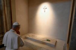 Papež Leon XIV. obiskal grobnico svojega predhodnika