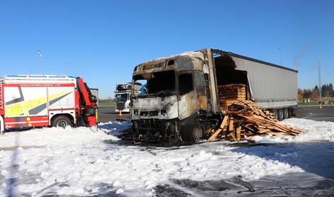 Na avtocestnem postajališču zagorel ukrajinski tovornjak #foto