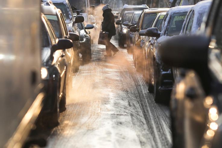 Evropska komisija želi avtomobilske proizvajalce zavezati, da med letoma 2021 in 2030 izpuste CO2 znižajo za 30 odstotkov. Do leta 2025 morajo izpuste znižati že za prvih 15 odstotkov. Do leta 2021 je cilj znižanje povprečnega izpusta CO2 na 95 gramov na prevoženi kilometer. | Foto: Reuters