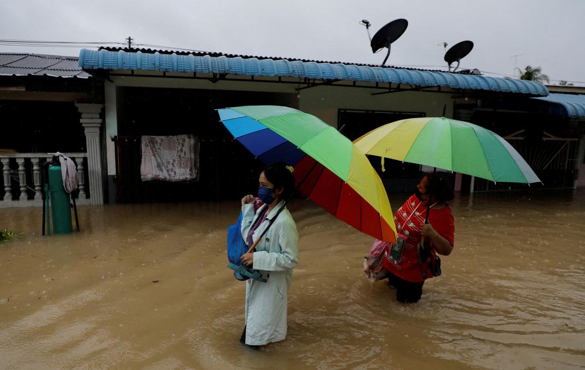 Poplava v Maleziji | Za ta del leta neobičajno močno deževje se še nadaljuje, kar ovira prizadevanja za pomoč prizadetim prebivalcem, so sporočile oblasti. | Foto Reuters