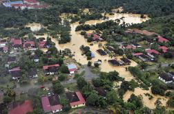Hude poplave v Maleziji: domove je moralo zapustiti več kot 120 tisoč ljudi (video)