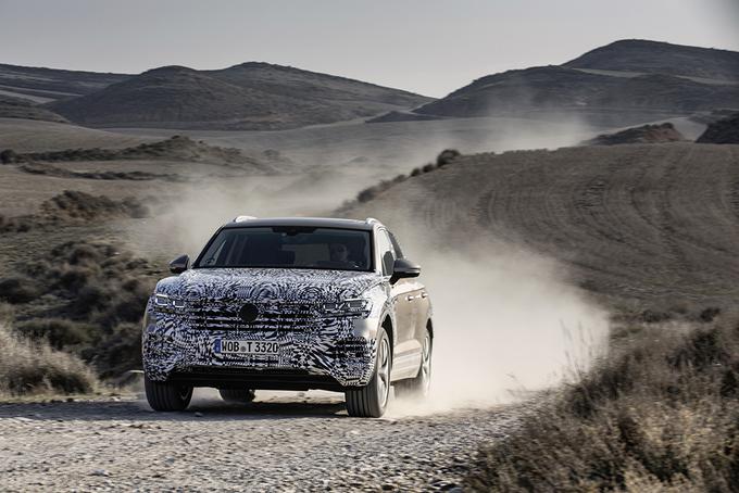 Za zdaj še zakrita zunanjost nove generacije touarega med testiranjem. | Foto: Volkswagen