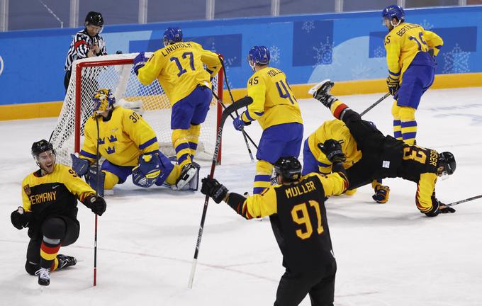 Nemci so odločno odprli srečanje proti aktualnim olimpijskim podprvakom in svetovnim prvakom Švedom. V razmiku pol minute so dvakrat zadeli in povedli z 2:0. | Foto: Reuters