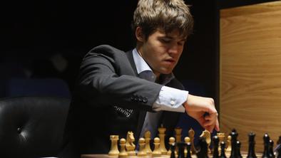 Carlsen izkoristil Anandovo napako in ubranil naslov prvaka