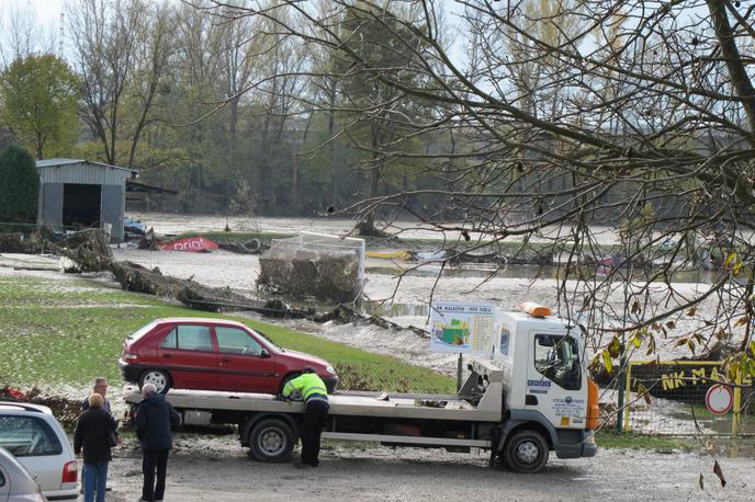 poplave pri Malečniku 2012 | Republika Slovenija je bila z družbo Verbund zaradi posledic poplav na Dravi v letu 2012 udeležena v dveh sodnih sporih pred Deželnim sodiščem v Celovcu. Pogajanja so z različnimi prekinitvami tekla več let, Slovenija pa je letos v začetku leta od Verbunda prejela nakazilo v višini 14,9 milijona evrov. Posledično je umaknila tožbo zoper Verbund, slednji pa je umaknil svojo tožbo zoper Slovenijo.  | Foto STA