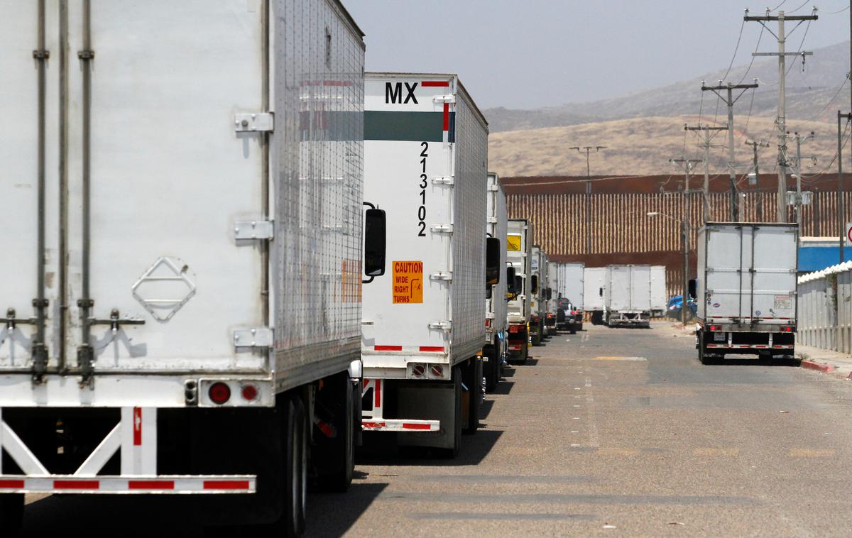 Mehika meja carine tovornjak | Trump je Mehiki zagrozil s petodstotnimi carinami na izvoz v ZDA, če ne ustavi migrantov iz Srednje Amerike na poti v ZDA. Te carine bi potem višal vsak mesec po pet odstotnih točk tja do 25 odstotkov. | Foto Reuters