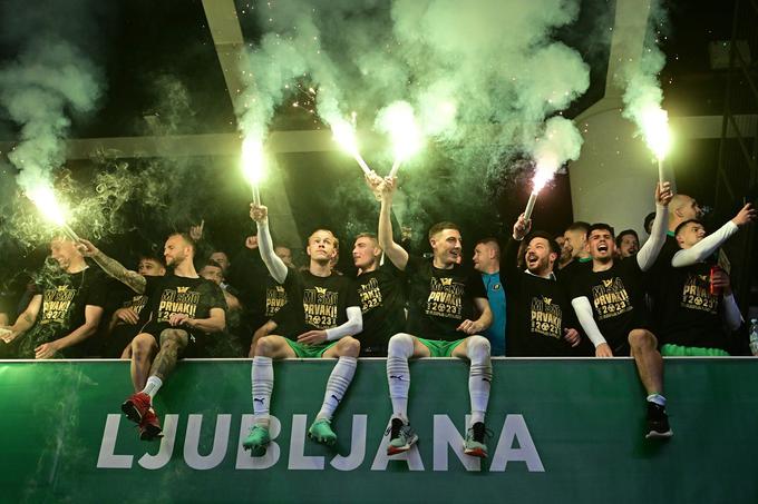 Nogometaši Olimpije so si dali duška po zmagi nad Mariborom, ki so mu pet krogov pred koncem ušli na 15 točk razlike. | Foto: Aleš Fevžer