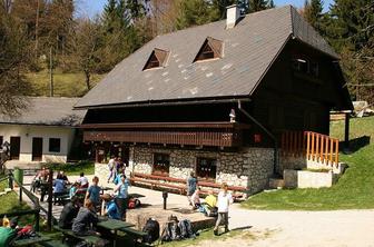 Koča na Kopitniku (865 m)