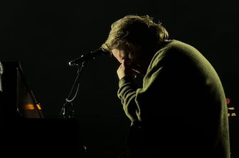 Posnetek, poln čustev: Lewis Capaldi se je razjokal na odru