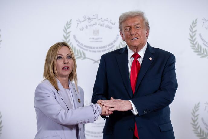 Donald Trump, Giorgia Meloni | Odnos med Meloni in Trumpom je dolgo veljal za prijateljskega. Njun odnos je nato letos najprej načelo nestrinjanje glede vojne proti Iranu, ko je Trump obtožil Meloni, da ne nudi pomoči ZDA in da se je spremenila. Italija med drugim ameriški vojski ni dovolila uporabe svojih oporišč na Siciliji za izvajanje napadov na Iran. | Foto Guliverimage