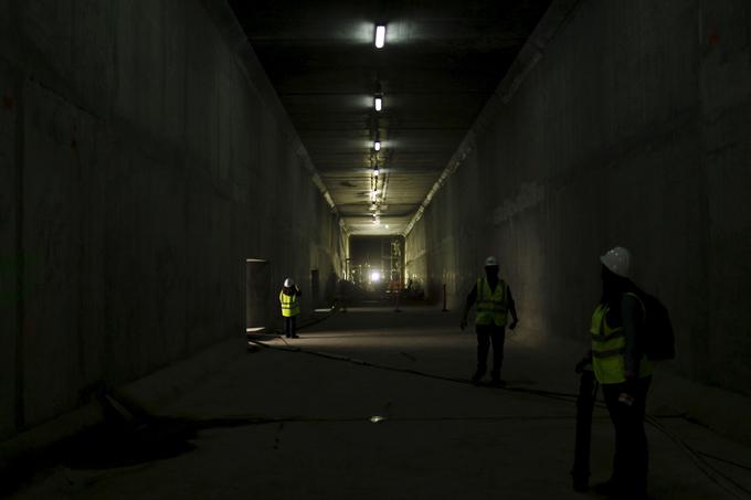 Delavci in obiskovalci v tunelu prekopa. | Foto: Reuters