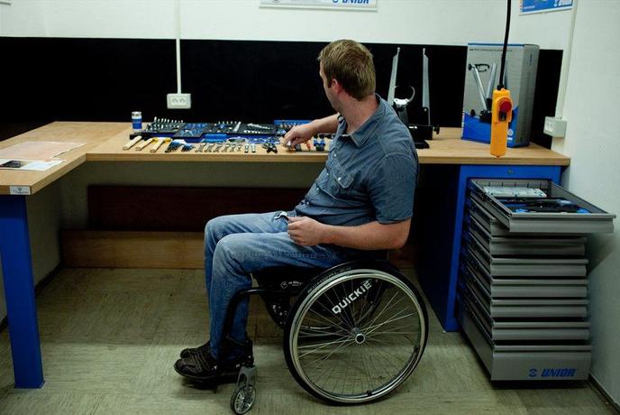 Projekt Invalid za invalida: ko invalid popravi invalidski voziček