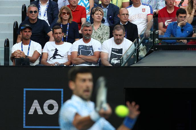 Srđan Đoković | Srđan Đoković (na fotografiji v drugi vrsti skrajno levo) se je zaradi poziranja s proruskimi simpatizerji znašel na udaru kritikov.   | Foto Reuters