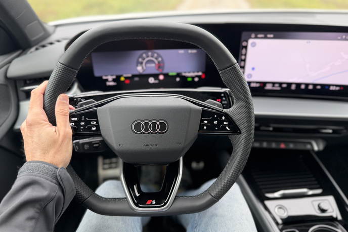 Audi Q3 | Vožnja voznika začetnika je bila glede na vremenske razmere skrajno neodgovorna in nevarna, poudarjajo na PU Celje. | Foto Gregor Pavšič