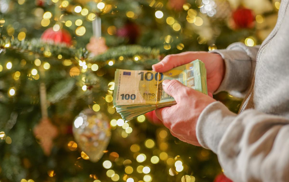 Božičnica | Predstavniki delodajalcev in delojemalcev posledično odgovore in približevalne rešitve pričakujejo na današnji seji ESS. | Foto Shutterstock
