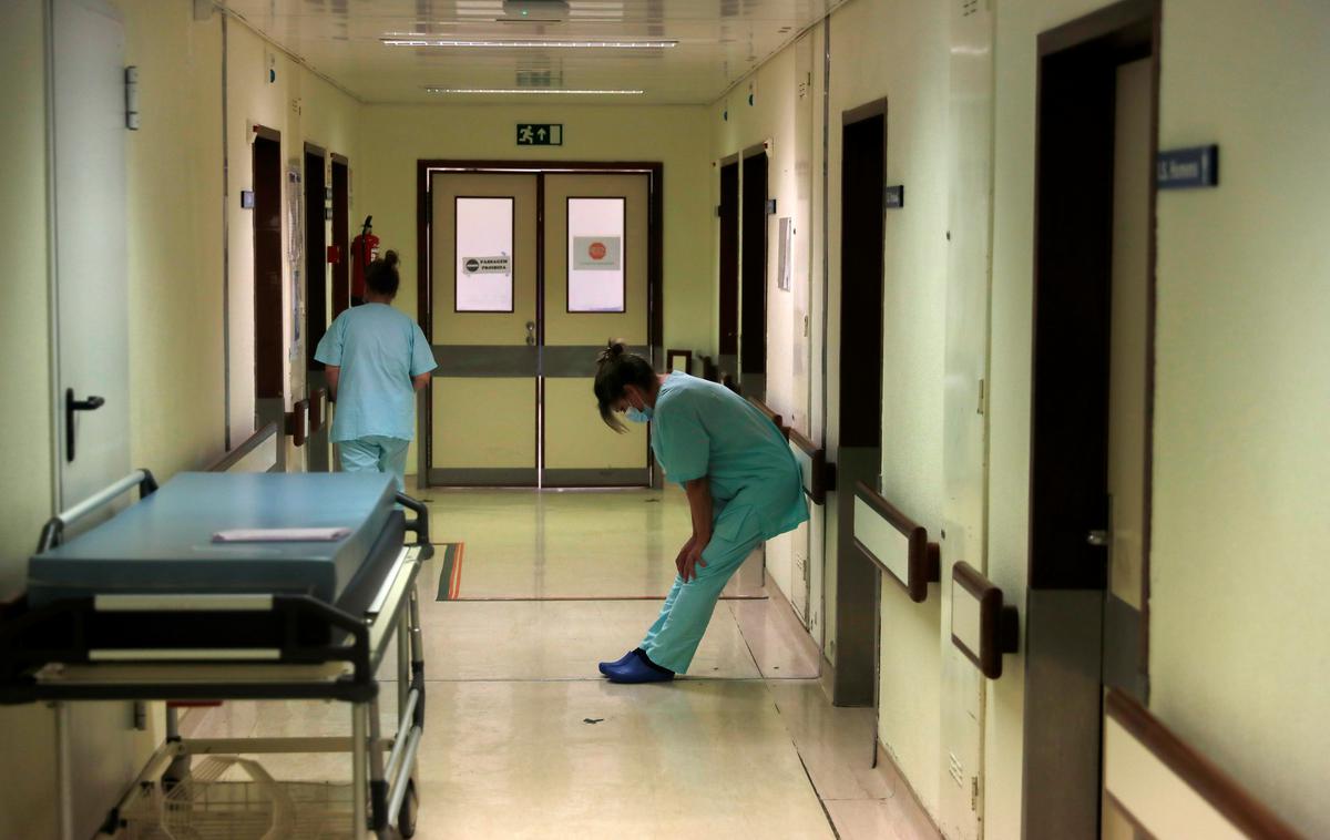 Portugalska bolnišnica koronavirus sestra | WHO je lani maja odpravila izredne razmere zaradi covid-19. Pandemija, ki jo je WHO razglasila marca 2020, je poleg več milijonov smrtnih žrtev povzročila gospodarsko opustošenje in poglobila neenakosti. | Foto Reuters