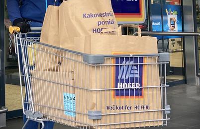 HOFER organizacijam, ki sodelujejo pri razdeljevanju presežkov hrane pomoči potrebnim, namenja 27.900 evrov