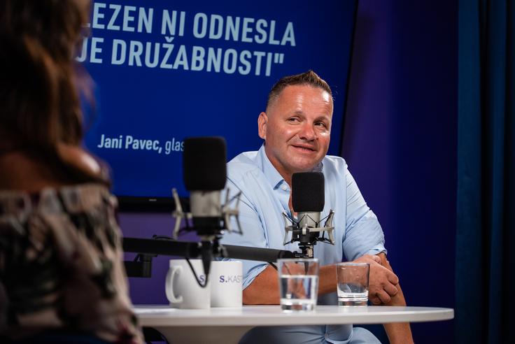 Glasbenik Jani Pavec je v Spotkastu odkrito spregovoril tudi o zdravstveni preizkušnji, zaradi katere je pristal na invalidskem vozičku in izgubil stik z levo nogo. | Foto: Luka Petrič