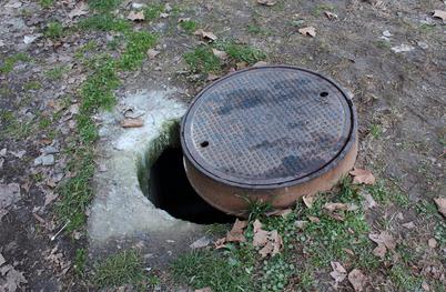 Dovolil služnost za kabel, dobil pa še jašek, ki ga ne želi #pravni nasvet