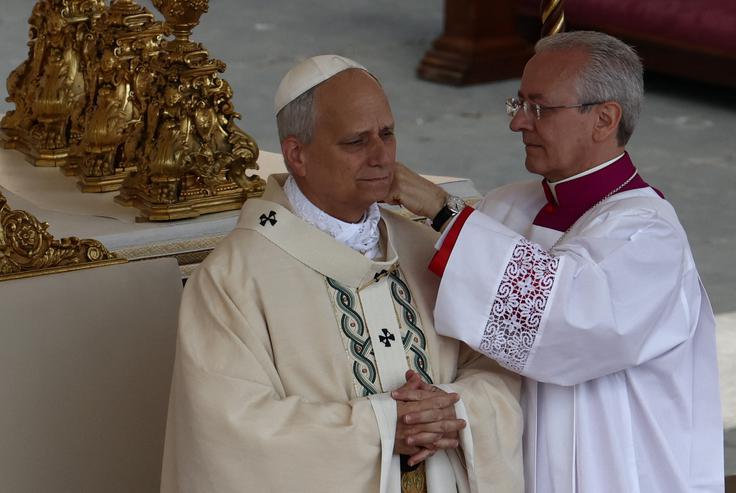 Papež Leon XIV. je na umestitvi na Trgu sv. Petra v Vatikanu pred zbrano množico prejel papeške insignije. | Foto: Reuters