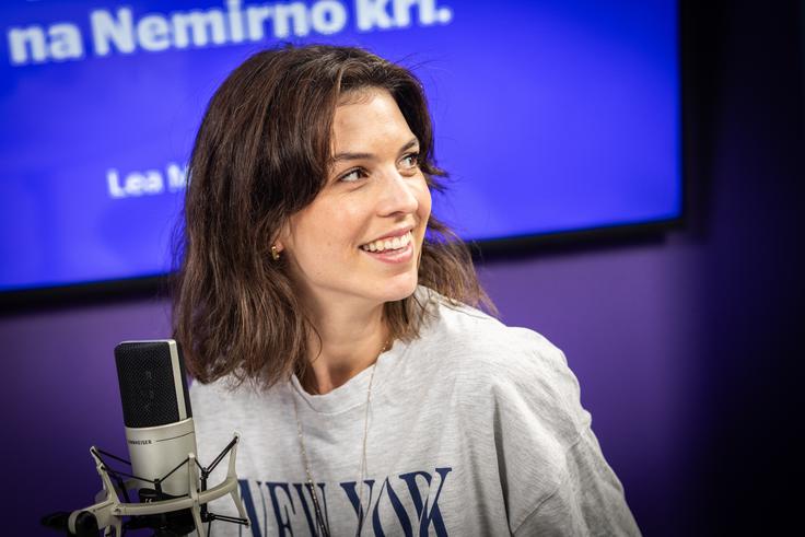 Lea Mihevc je kot igralka debitirala v zadnji sezoni Ene žlahtne štorije, zdaj pa jo spremljamo kot mlado kriminalistko v seriji Nemirna kri. | Foto: Gaja Hanuna