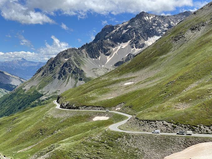 Zadnjih osem kilometrov z južne smeri iz Col du Lautaret je prava meka za kolesarje. | Foto: Gregor Pavšič