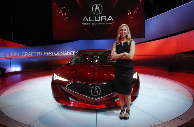 Michelle Christensen, oblikovalka Hondine avtomobilske znamke Acura v ZDA, pred študijo na avtomobilskem salonu v Detroitu. | Foto: Reuters