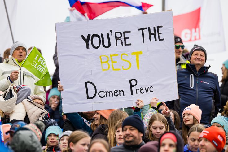 Domen Prevc je mlade navijače navdušil že v prvem poletu, ko je pristal pri 246,5 metrih. | Foto: Grega Valančič