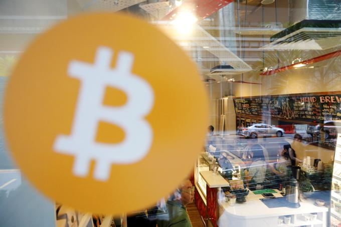 Nekaj tržnega deleža je bitcoinu odvzel tudi bitcoin cash, ki se je od bitcoina odcepil letos poleti, v pol leta zrasel za štiri tisoč odstotkov in zelo hitro postal četrta najvrednejša kriptovaluta. Kliknite na fotografijo za članek o tem, kako in zakaj je sploh nastal bitcoin cash.  | Foto: Reuters