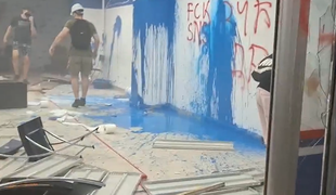 V Srbiji vse bolj napeto, protestniki vdrli v prostore SNS #video