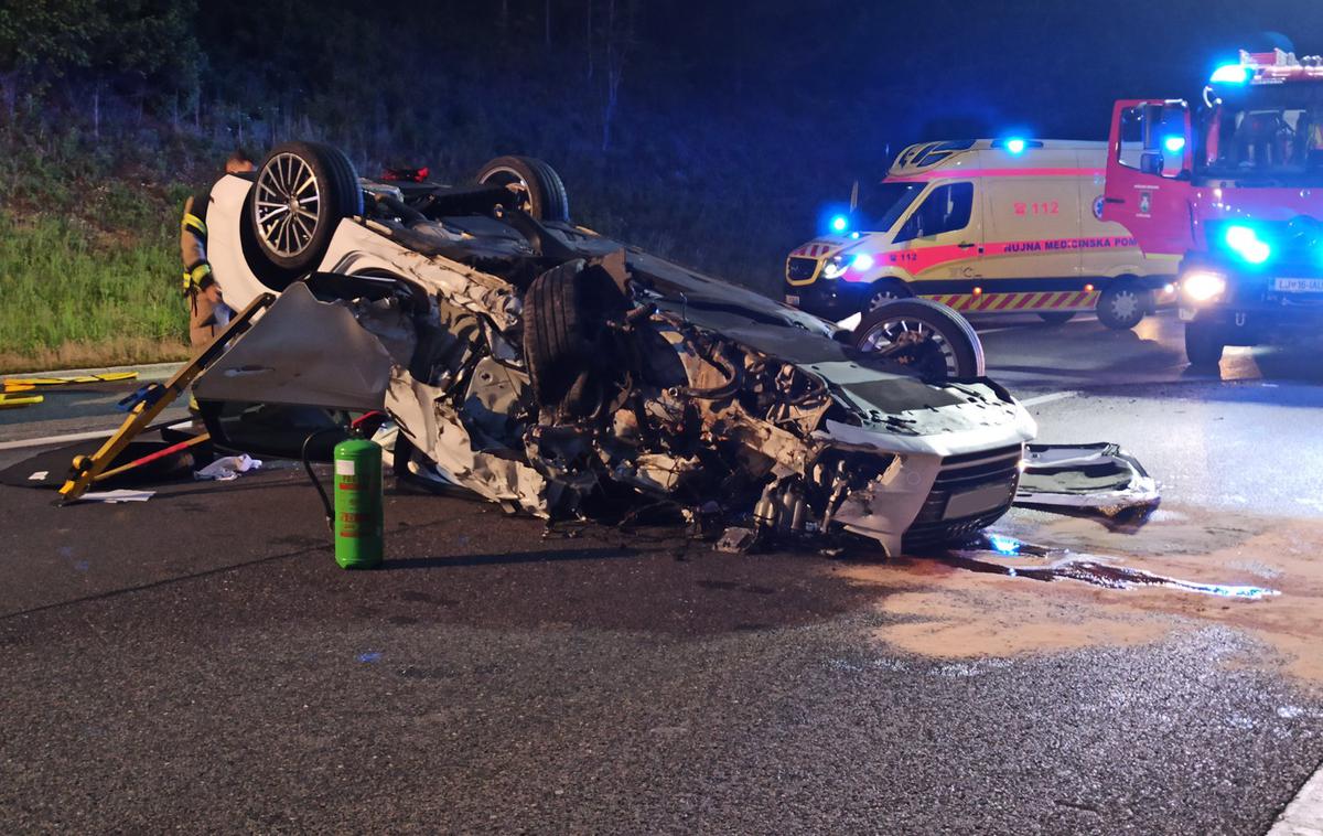 prometna nesreča | 70-letni voznik je na kraju nesreče umrl, 40-letni voznik pa je utrpel hujše poškodbe. | Foto PGD Grosuplje