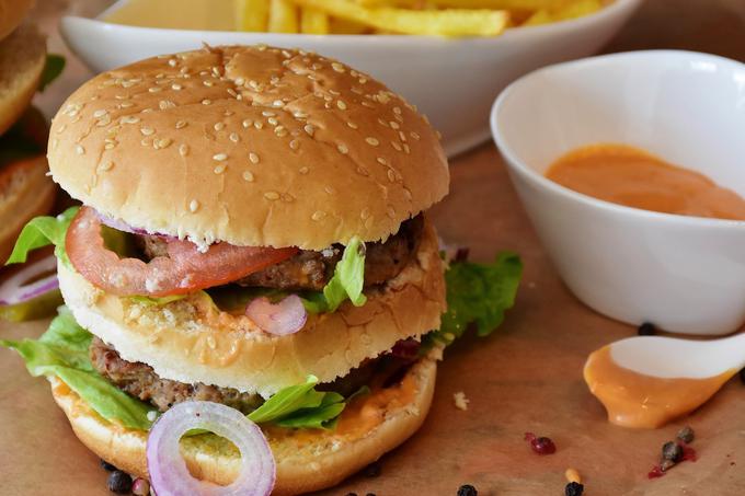 Hamburger v restavraciji s hitro hrano vsebuje kar 18 aditivov oziroma dodatkov, med katerimi so številni povsem nepotrebni. | Foto: Pixabay