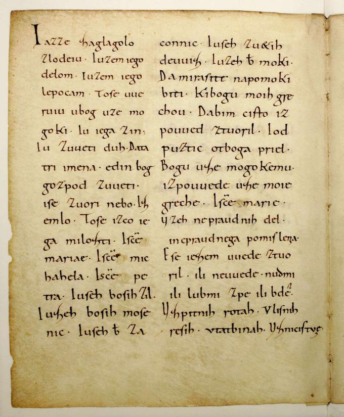 Najstarejši vir t. i. stare slovenščine oziroma alpske slovanščine so Brižinski spomeniki (na fotografiji), ki so bili napisani med letoma 972 in 1039 ter veljajo za najstarejša slovenska besedila in najstarejša slovanska besedila, napisana v latinici. Besedila Brižinskih spomenikov so napisana na podlagi še starejšega besedila, ki je morda nastal že v 9. stoletju in je povezan s samim začetkom pokristjanjevanja prednikov Slovencev. Če primerjamo jezik Brižinskih spomenikov in dobrih tisoč let starejše venetske zapise, ne opazimo nobenih podobnosti, ki bi nakazovale, da se je alpska slovanščina razvila iz jezika antičnih severnojadranskih Venetov. Jezik Brižinskih spomenikov tudi nima nobenega romanskega pečata (zlasti v besedišču), ki bi bil samoumeven in pričakovan, če bi se ta jezik razvil iz kakšnega domnevno praslovanskega jezika, ki bi se stoletja govoril v prevladujoče latinsko govorečem Rimskem imperiju. | Foto: STA ,