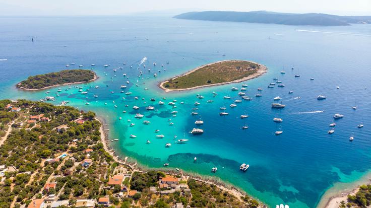 Plava laguna spada med najlepše zalive na Hrvaškem, kjer je turistov, v primerjavi s sosednjimi zalivi, nekoliko več. | Foto: Shutterstock
