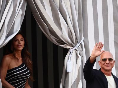 Jeff Bezos in njegova izbranka že prispela v Benetke, ujeti tudi že nekateri slavni svati #video
