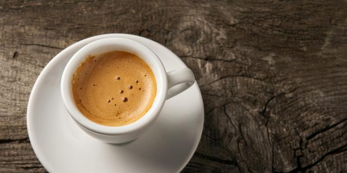 Ker ga najdemo v kavi in čaju, toplih napitkih, ki sta del vsakdana več kot tretjine Zemljanov, pa tudi v energijskih pijačah, je kofein najbolj razširjena in najbolj uporabljana legalna psihoaktivna droga na svetu. | Foto: Thinkstock