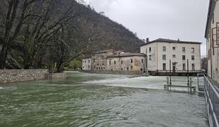 Reke prestopile bregove. Vipava poplavlja in ni še konec.